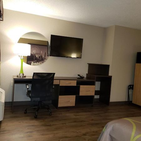 Super 8 By Wyndham South Holland Hotel Екстериор снимка