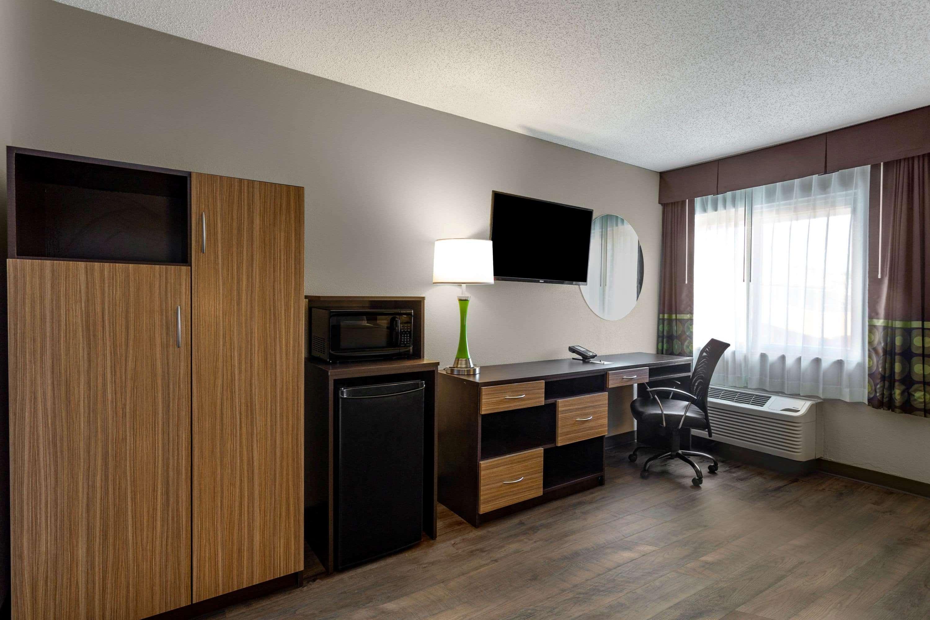 Super 8 By Wyndham South Holland Hotel Екстериор снимка