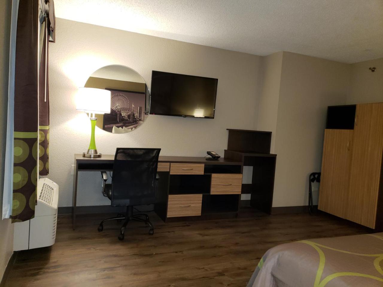 Super 8 By Wyndham South Holland Hotel Екстериор снимка