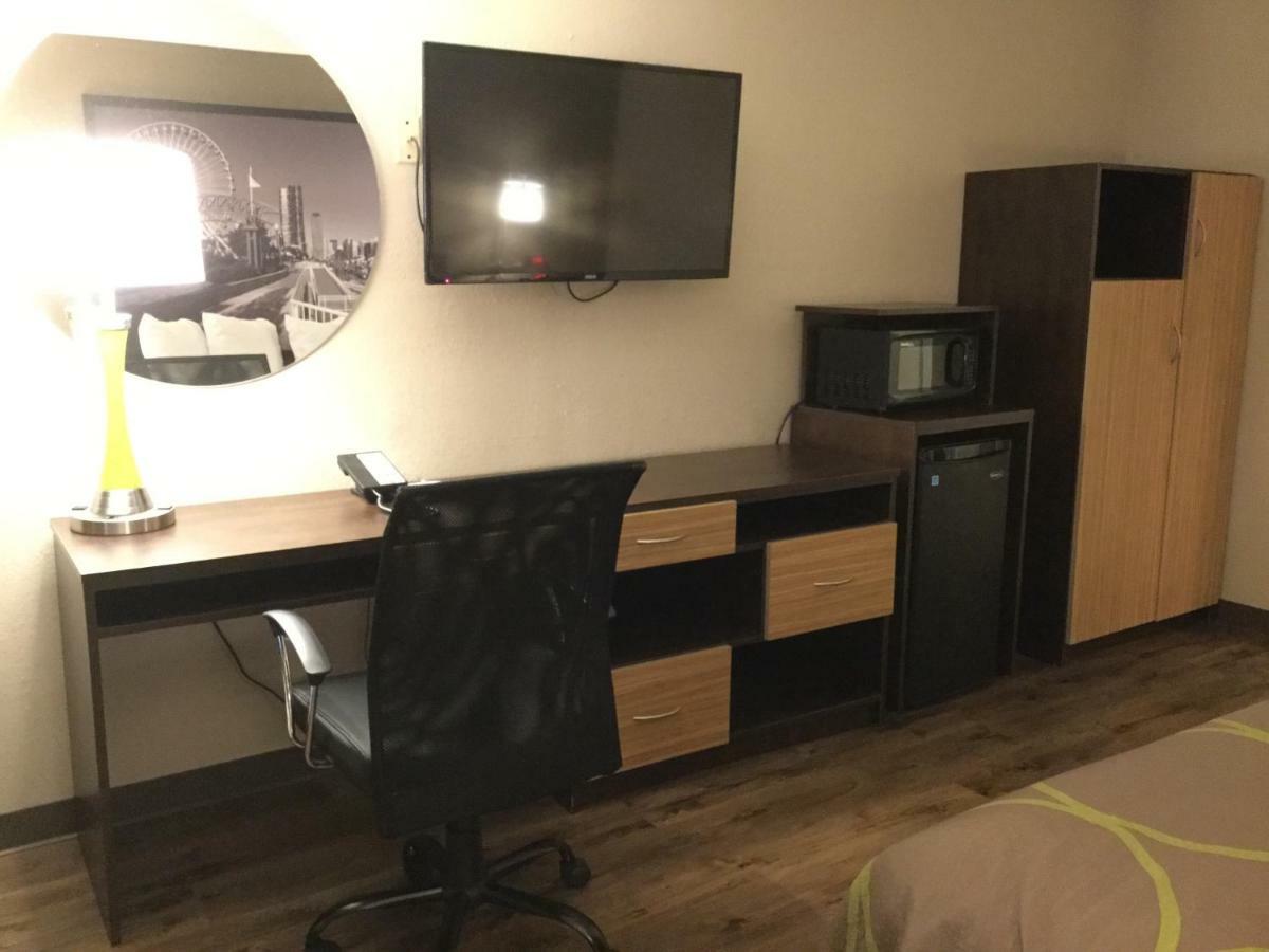 Super 8 By Wyndham South Holland Hotel Екстериор снимка