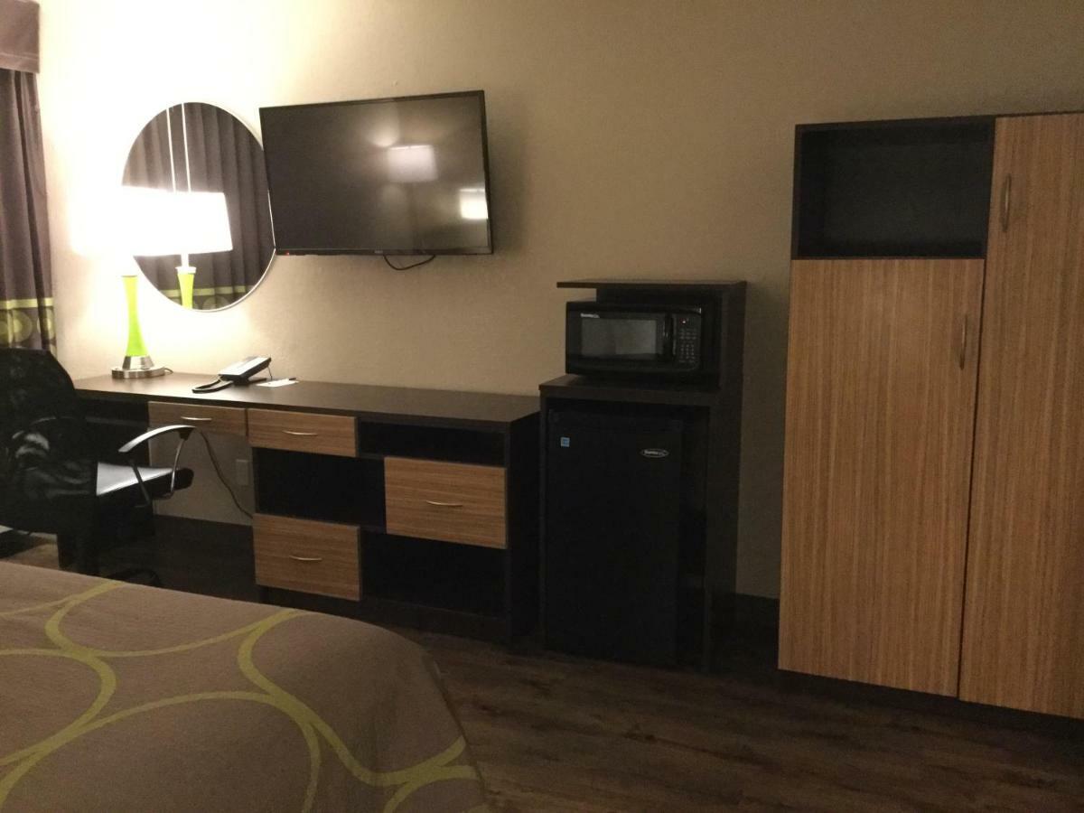 Super 8 By Wyndham South Holland Hotel Екстериор снимка
